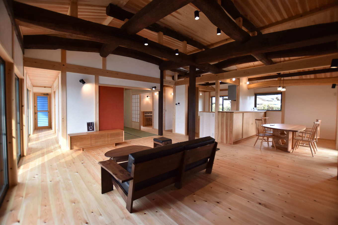 職人夢工房 TODA（戸田工務店）【和風、自然素材、平屋】古材を用いた梁組みが風情を醸し出すLDK。長い間、家族の暮らしを支えてきた木組みが、この先また何十年と家族を支えていく。開放的なリビングダイニングの隣には和室があり、客間や家族のくつろぎ空間など多目的に利用