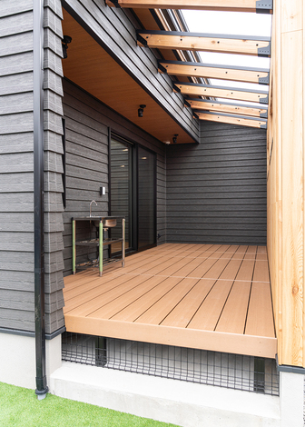 オープンエアのサンデッキ