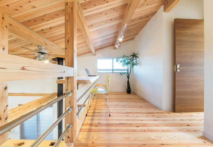 片流れ屋根のデッドスペースを有効利用した1.5階のフリースペース。造作のPCカウンターから見える1階リビングの景色がご主人のお気に入り