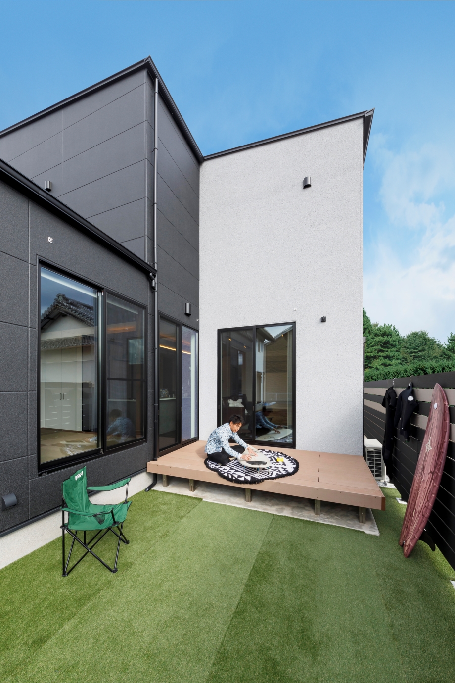 nattoku住宅【デザイン住宅、子育て、間取り】B B Qやお子さまのプールなど多目的に使えるウッドデッキはリビング、ダイニング双方から出入り可能。駐車場からの動線もコンパクトなので、サーフボードのお手入れやアウトドアグッズの片付けなど、用途も広がる