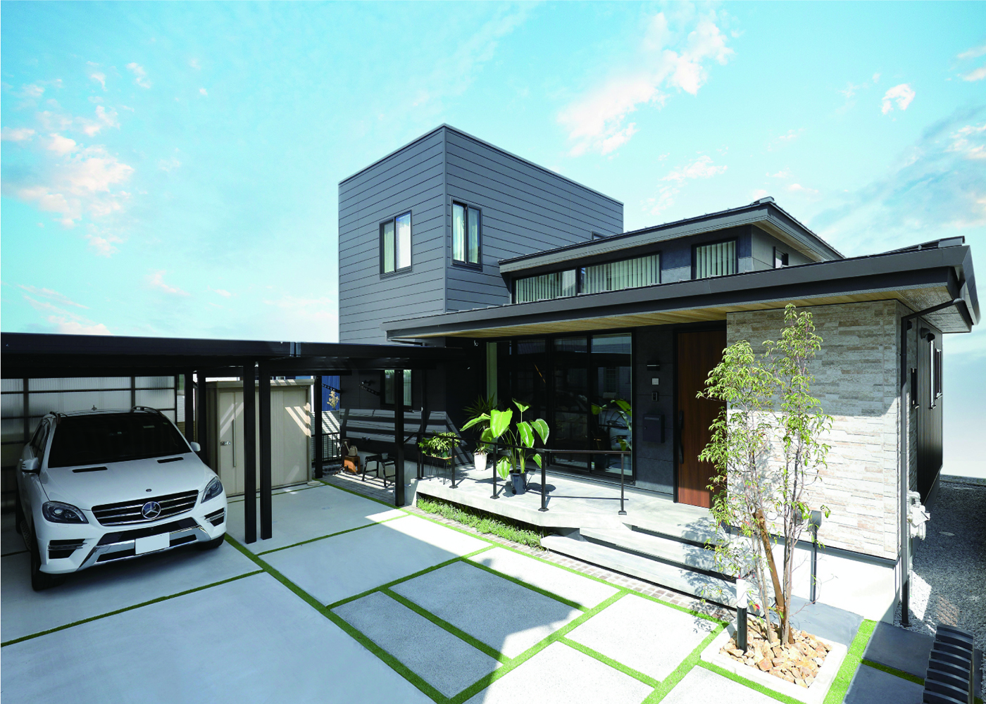 丸昇彦坂建設【デザイン住宅、省エネ、間取り】スタイリッシュな平屋ベースの２LDKで、1階にLDKや水回り、ファミリークローゼットなど暮らしに必要な空間を集約。2階には寝室とウォークインクローゼット