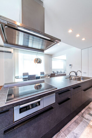 広々としたアイランドキッチンで料理が楽しくなった、と奥さま