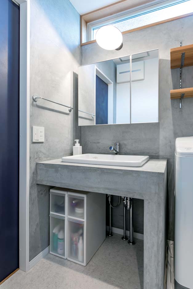 仲田工務店【デザイン住宅、子育て、間取り】モルタルで造作した洗面台。水はねを気にしなくてすみ、ざっくりした感じがカッコいい