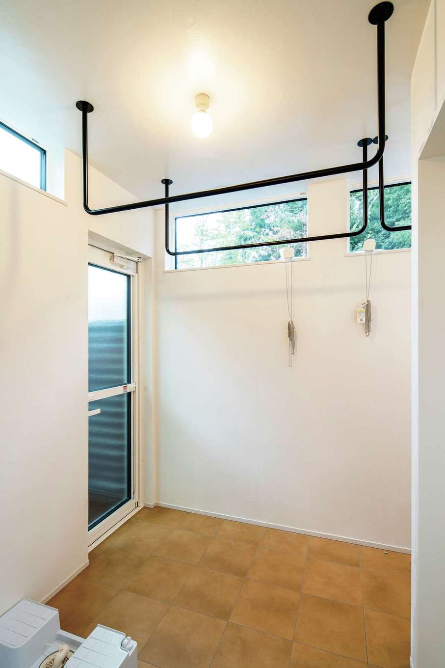 Dairyu Home（シンプルノート御殿場・小山・裾野）【輸入住宅、自然素材、夫婦で暮らす】室内干し用のポールがアクセントにもなった清潔感のある脱衣室。ハイサイドライトで採光と通風性をしっかりと確保