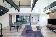 吹抜けが自慢の「Lively House」へようこそ