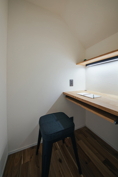 階段下のワークスペース　このくらいのこもり感がちょうどいい