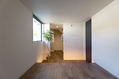 ご夫婦の衣類をしっかり収納できるウォークインクローゼット。
扉をなくすことで、空気の循環も良く、視線が抜け、部屋全体が広く感じられます。