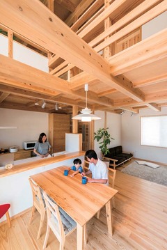 南側に大きな窓を配置しているので、一日中部屋全体が明るい。リビング階段なので部屋がより広く見えるそう。ダイニングテーブルとイス、ソファもすべて『アクトホーム』で作った