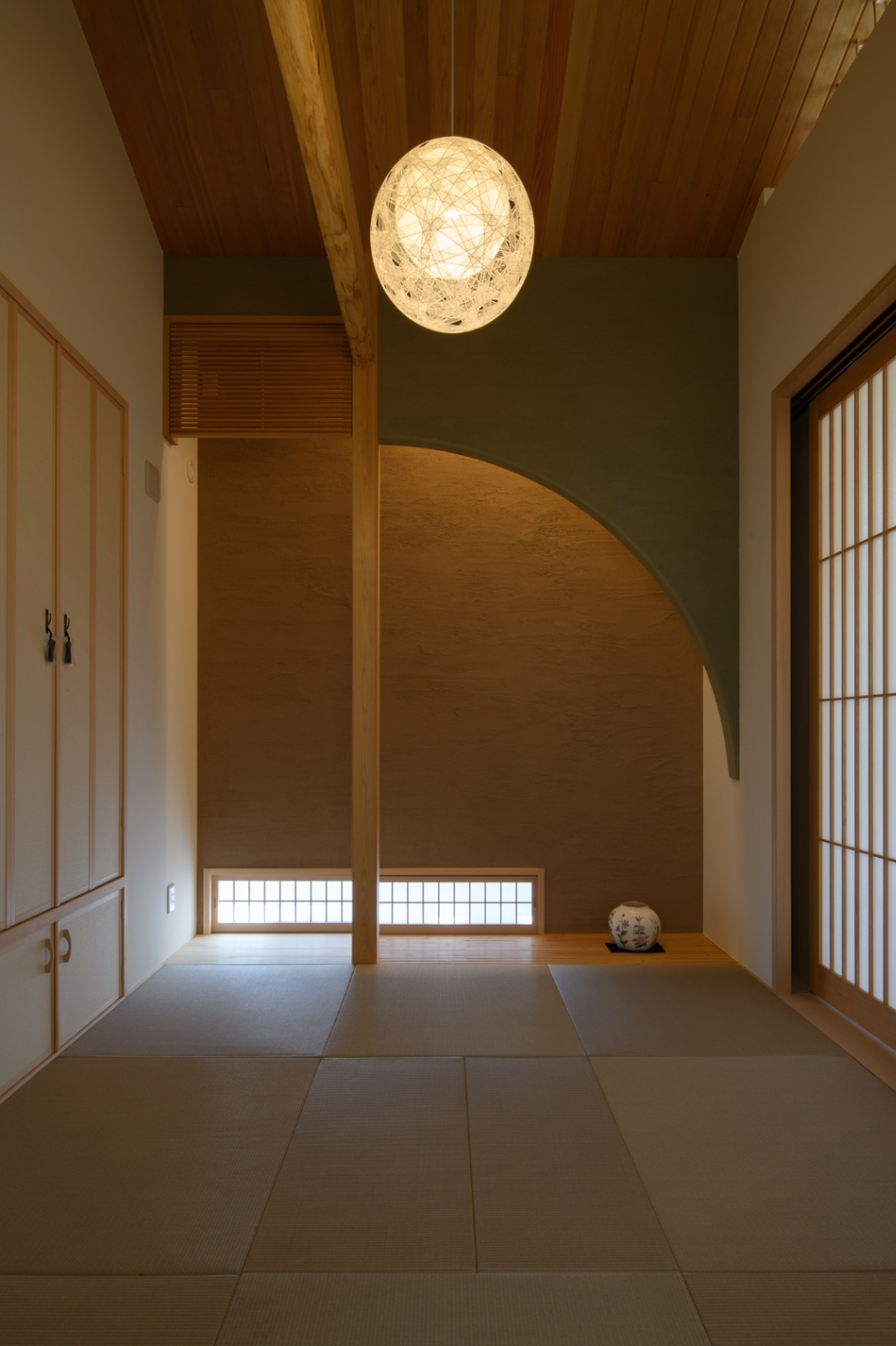 Sus∞Eco Home（サスエコホーム）｜落ち着いた雰囲気の和室。柔らかな照明と自然素材が心地よい空間を演出し、伝統的なデザインが趣を深めている。
