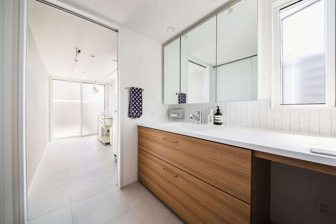 朝の混み合う時間帯にも、二人並んで身支度ができる広さを確保した洗面スペース。窓から光を招きいれ、清潔感あふれる雰囲気に。洗面スペースの隣には室内干しができるランドリーを配置。洗濯家事の時短を叶えている