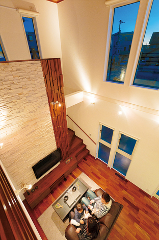 リゾート感をたっぷり味わえる吹抜けのリビング。これだけの大空間でも、高気密高断熱の発泡性断熱材「アイシネン」の効果で家中の温度差が少なく、光熱費を抑えてくれる