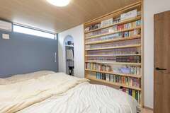 寝室には地震でも倒れてこない造り付けの本棚を設け、大好きな漫画や文庫本をどっさり並べた。寝る前の時間も楽しめる