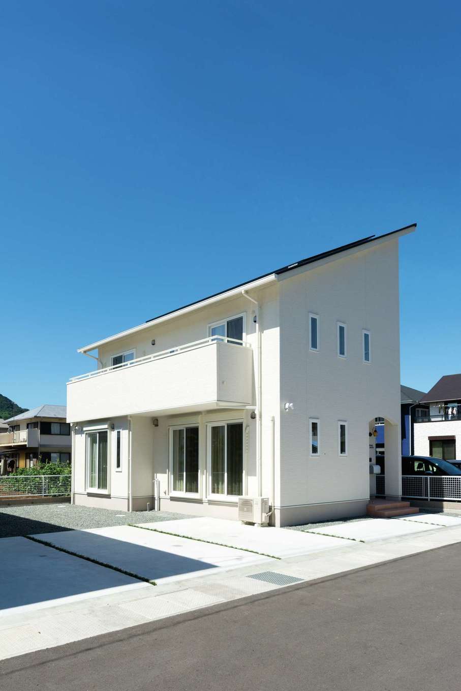 イーホーム【省エネ】太陽光発電パネルを搭載した片流れの外観