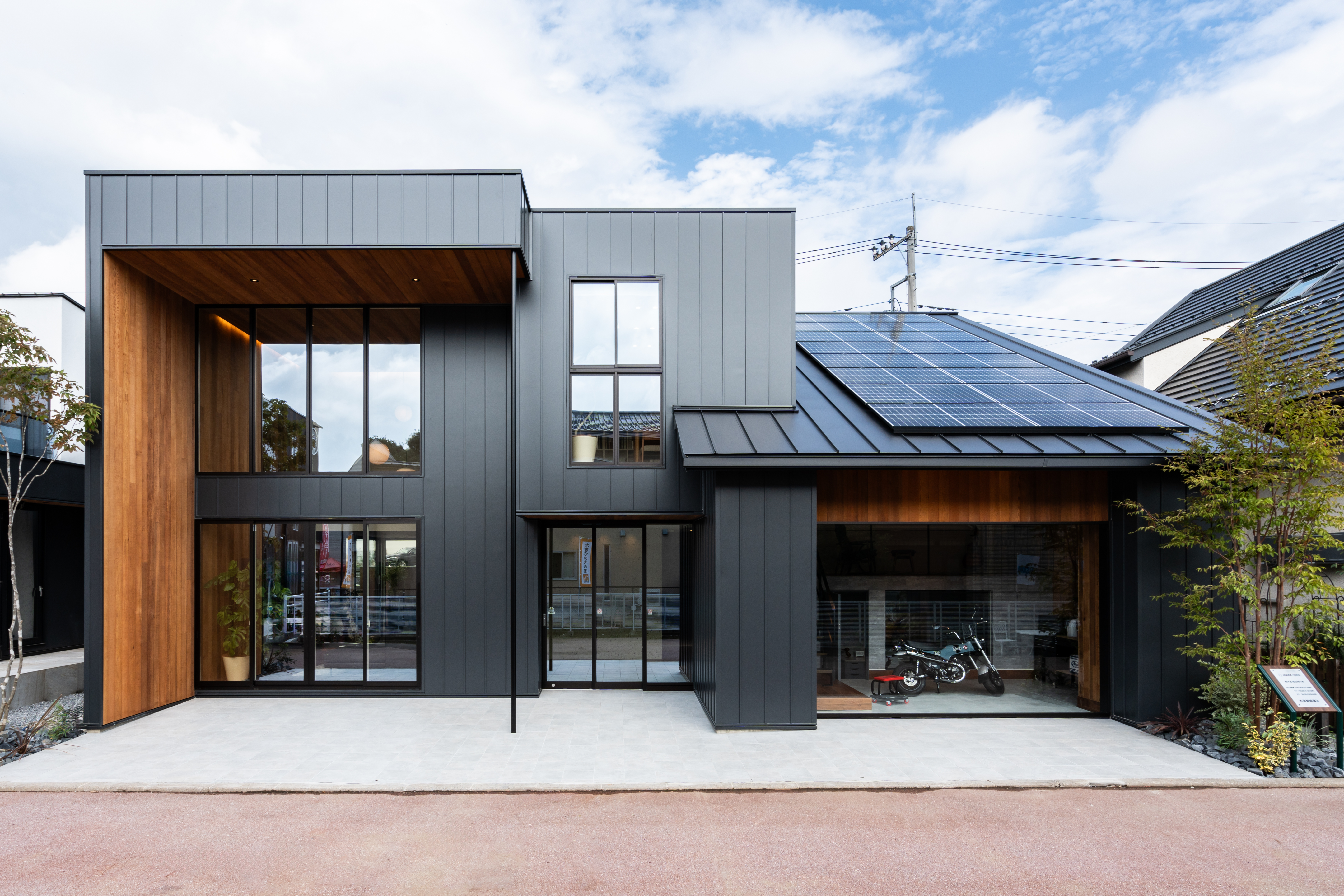 宇都宮西展示場｜2階建て5層空間の家、快適な室内環境を備えた「超断熱住宅」