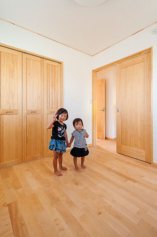 1階、2階を通じて、体にやさしい素材を採用している。床には節のないカバザクラ。壁にはソフトな風合いとともに、優れた通気性・消臭性が持ち味の、コットン繊維を漉き込んだ壁紙を選択した 