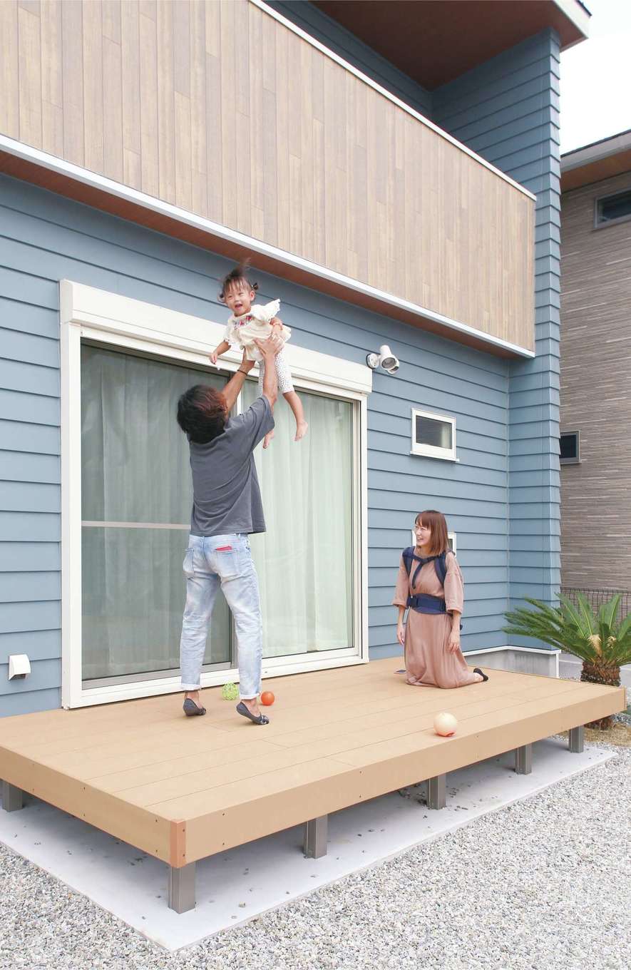 丸昇彦坂建設【デザイン住宅、趣味、間取り】外壁は、小幅の板を一枚一枚重ねながら張り合わせいくラップ仕上げで味わい深い雰囲気に
