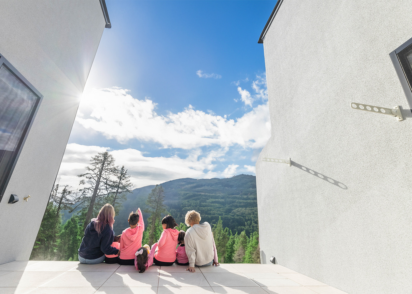 ARCHITECT STUDIO TEGOKORO （遠藤建築店）【デザイン住宅、間取り、インテリア】プライバシーを確保した屋外スペースからは川根ならではの絶景を望む。家族の生活を支える中心的な場所でもある