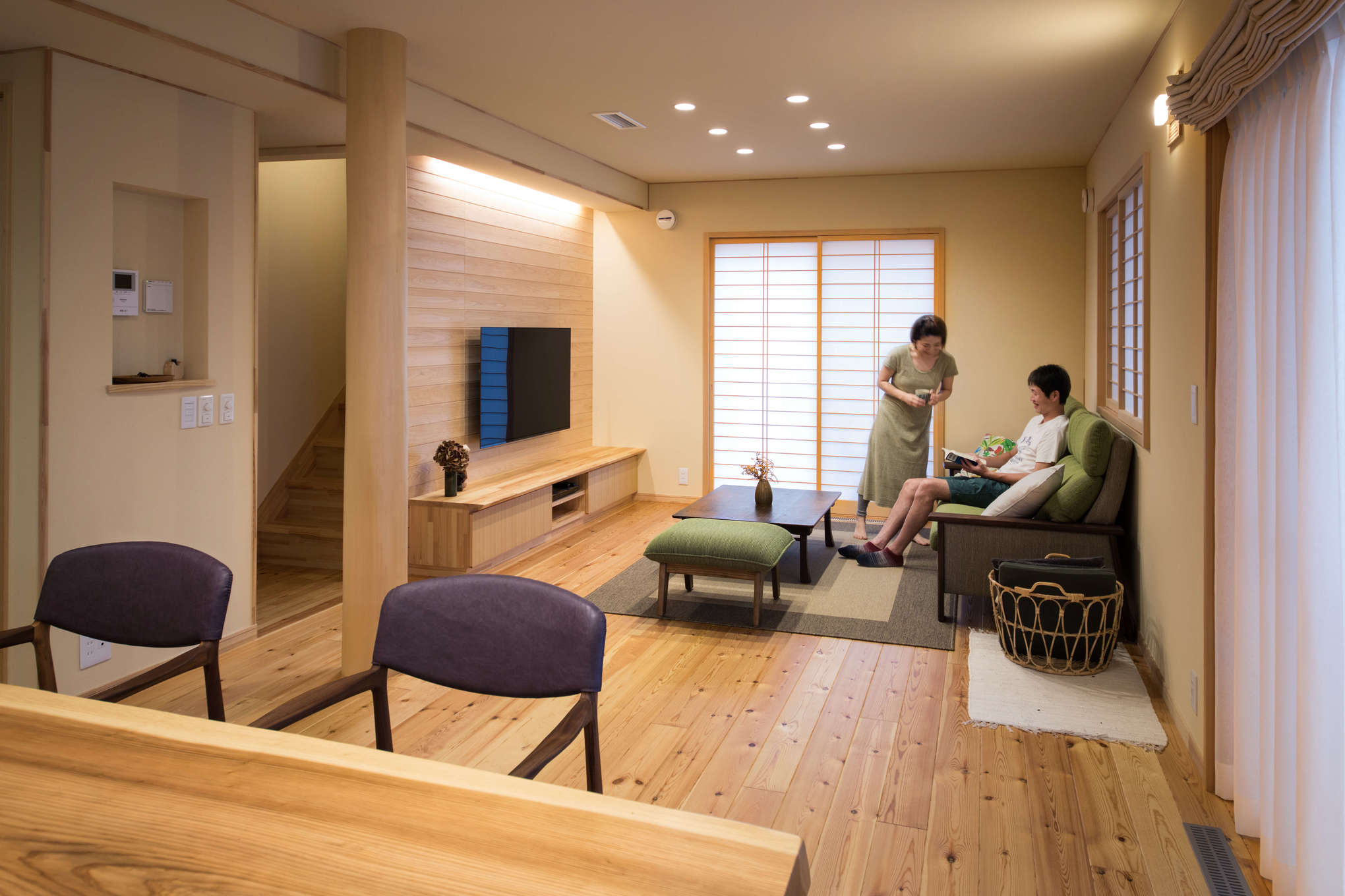 瀧口建設【デザイン住宅、子育て、和風】リビングの中央にある、存在感たっぷりのヒノキの大黒柱が家のシンボル。余分な仕切りのないオープンなレイアウトながら、全館空調のおかげで部屋ごとの気温差はない。トイレや脱衣所まで心地よい温湿度が保たれる