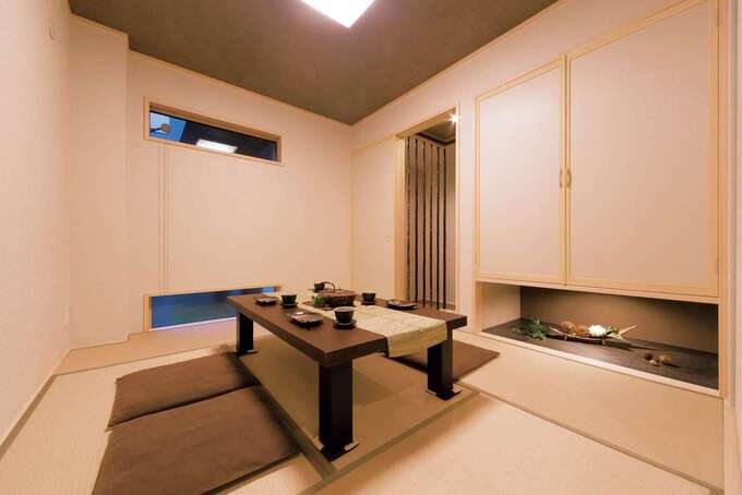 和室はLDKに向かって開きつつ、玄関からも直接アプローチできるようにし、役割に多様性をもたせた。吊り押し入れが視覚的な広さを生んでいる