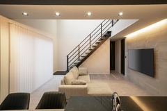 鉄骨のスケルトン階段はデザインも美しく、階の行き来という用途だけでなくディスプレイとしても活躍。