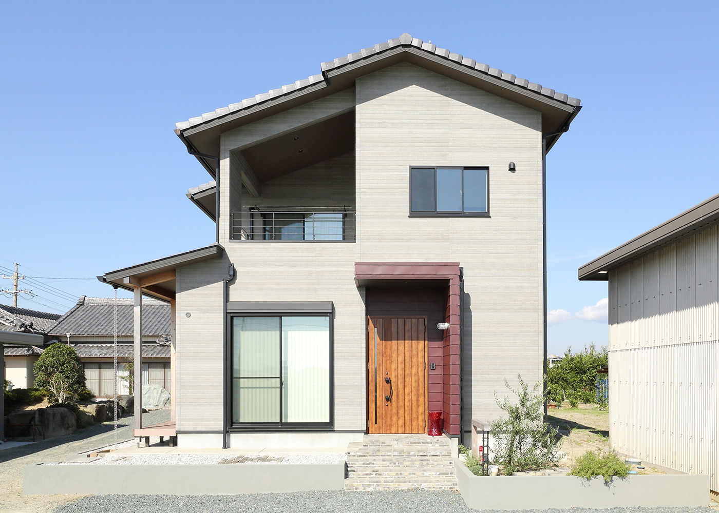 丸昇彦坂建設【デザイン住宅、趣味、インテリア】外観は、赤が際立つ玄関。シンプルなものの、住居との歩調がとれており、レベルを１つ先へと引き上げる