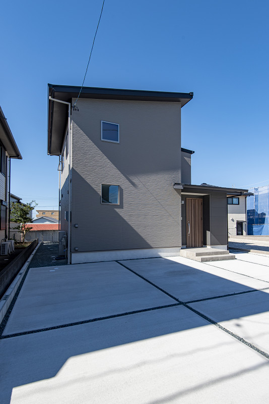 トキワハウス デザイン アンド ビルド（常盤工業）｜近代的なデザインの二階建て住宅外観。シンプルながらも機能的なフォルムが、住まいの安心感を高めている。