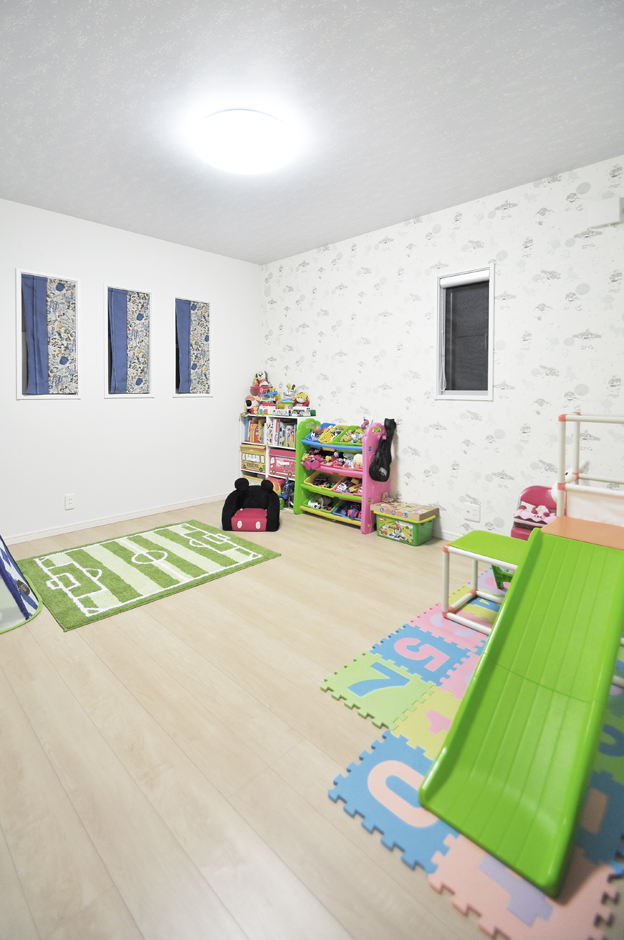 丸昇彦坂建設【デザイン住宅、間取り、インテリア】LDKを2階に配置する代わりに、1階に子ども室や寝室、フリースペースを用意。子ども室は、お子さんが選んだ可愛らしい壁紙がポイント