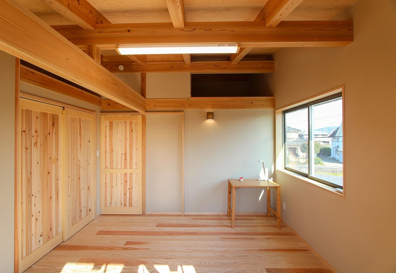 アクトホーム【自然素材、省エネ、間取り】10畳＋収納2畳の寝室。勾配天井で広がり感があり、南側で明るく、風通しのよいプライベート空間。壁は、調湿・消臭効果の高い「お茶薫る珪藻土」塗り仕上げ。