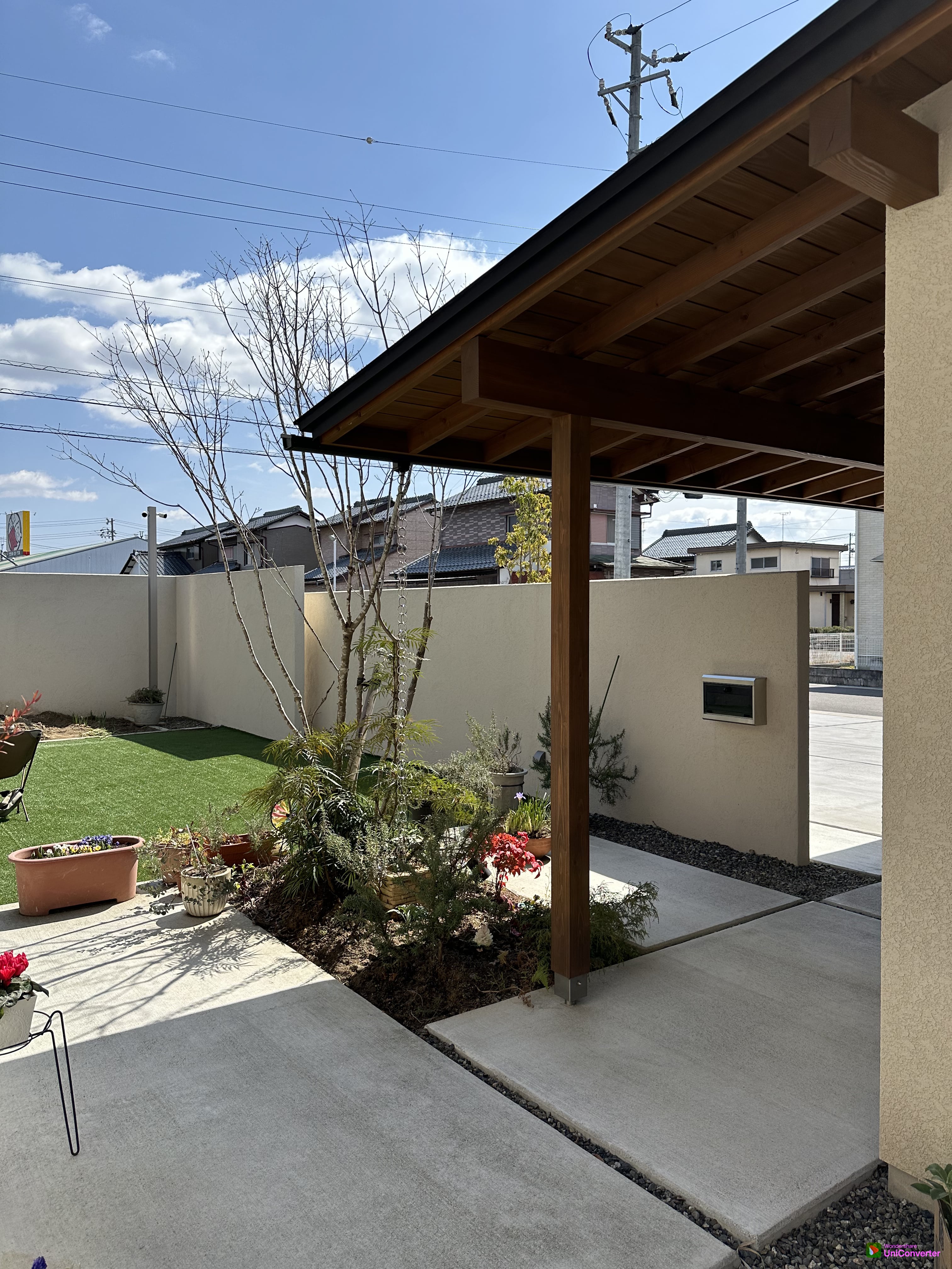 安田住宅｜安田建築設計室｜手入れの行き届いた庭。木々と花々が美しく配置され、外構は自然と調和した雰囲気を演出している。