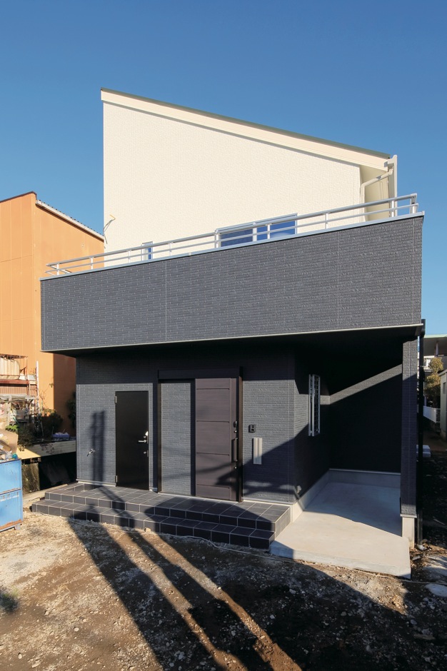 大成工務店【デザイン住宅、収納力、間取り】太陽光発電の効率に配慮し、片流れの屋根を採用した。玄関右にはサイクルヤードも備えられている
