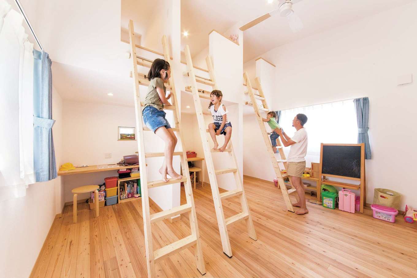 絆家（きずなや）【1000万円台、子育て、狭小住宅】子ども室の3つのロフトは、将来ベッドにする予定。下には勉強コーナーを用意