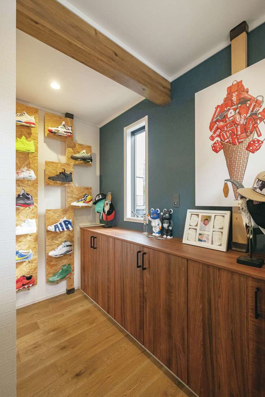 静鉄ホームズ【インテリア、デザイン住宅、子育て】ご主人のスニーカー・コレクションをディスプレイした玄関ホール。棚はDIYで造作。スニーカーは80足以上所有し、書斎にも収納している
