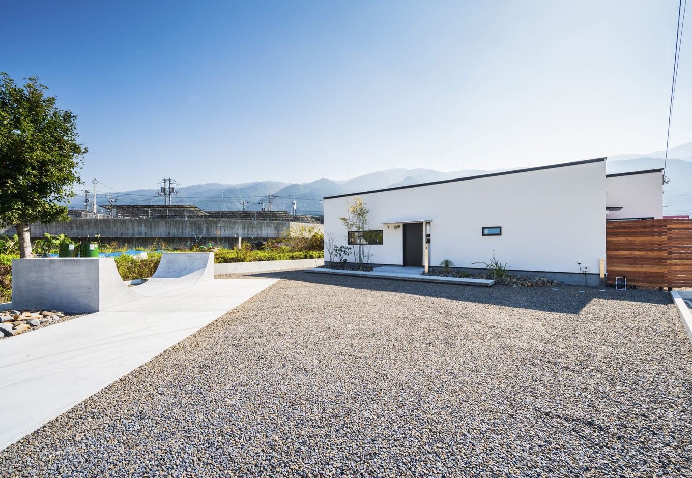 S.CONNECT（エスコネクト）【趣味、夫婦で暮らす、平屋】線と四角で構成された白いシンプルな平屋。スケートボードのためのランプを庭に製作。いつでも趣味を楽しめる