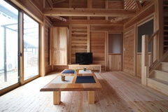 広々としたLDKで、木材がふんだんに使われ、自然の光がたっぷりと入る開放的なリビング。リラックスできる空間が広がる。