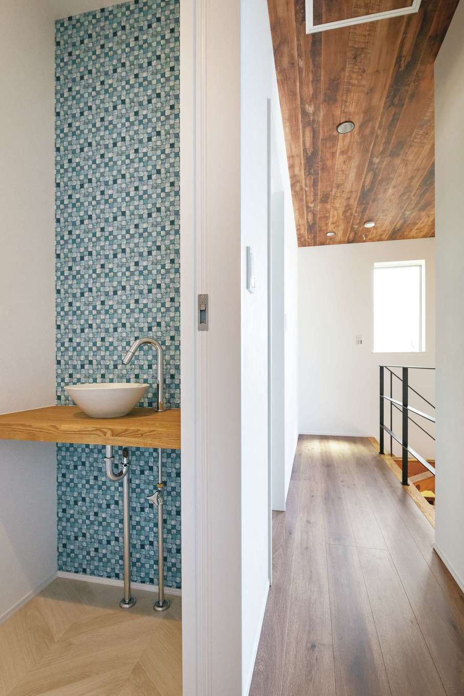 KUREKEN HAUS（榑林建設）【デザイン住宅、省エネ、間取り】センスの良いアクセントクロスがポイントの2階の手洗いスペース