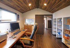 ご主人の夢を叶えた小屋裏の書斎はまさに“男の隠れ家”。勾配天井のデッドスペースを活かして造作の書棚、収納スペースも確保した