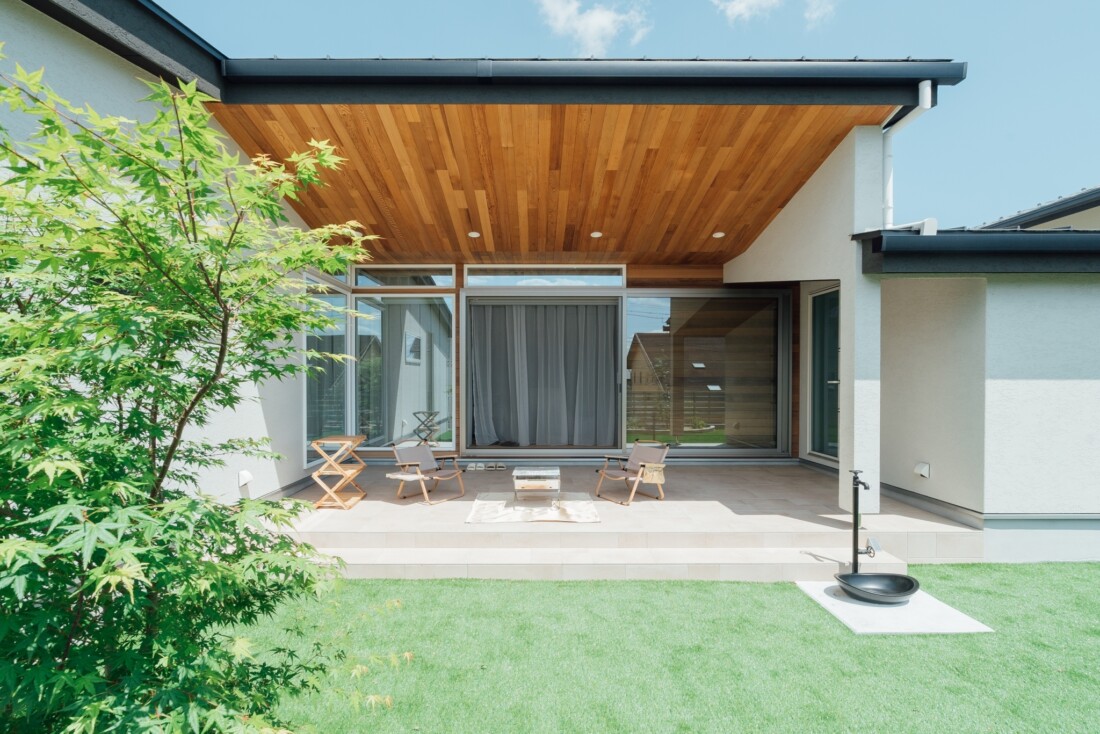 チェックハウス｜木製の屋根が特徴の開放的なテラス。自然光がふんだんに差し込み、リラックスできる空間が広がっている。
