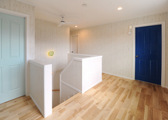 2階の子ども部屋のドアは、サムライブルーに塗装。白を基調とした空間にアクセントをつけている