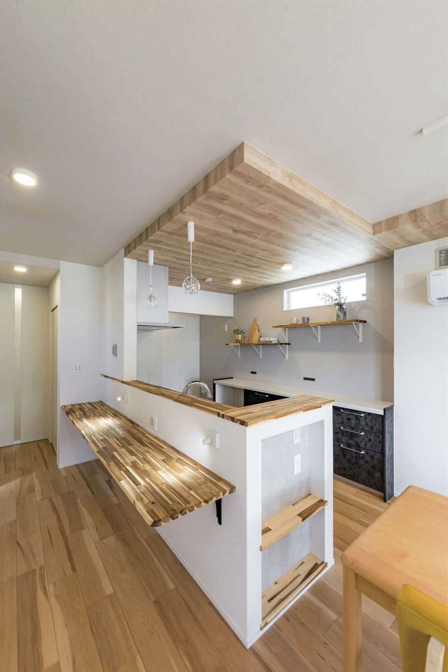 Gate air house/阿部住宅【子育て、自然素材、省エネ】ぐるぐると回遊できる2WAYの対面キッチン。カウンターを造作し、忙しいときはここで食事をとることも。下がり天井、マガジンラックも造作