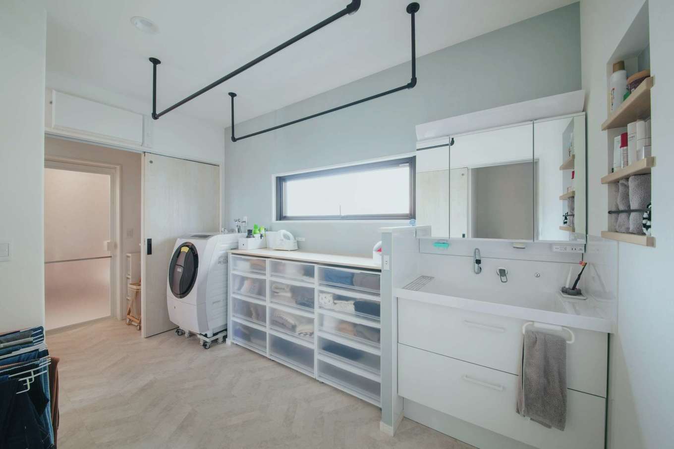 子育て安心住宅 Design Craft Office【デザイン住宅、子育て、間取り】4.7畳もの洗面室は室内干し、日常の衣類やタオル収納を兼ねる