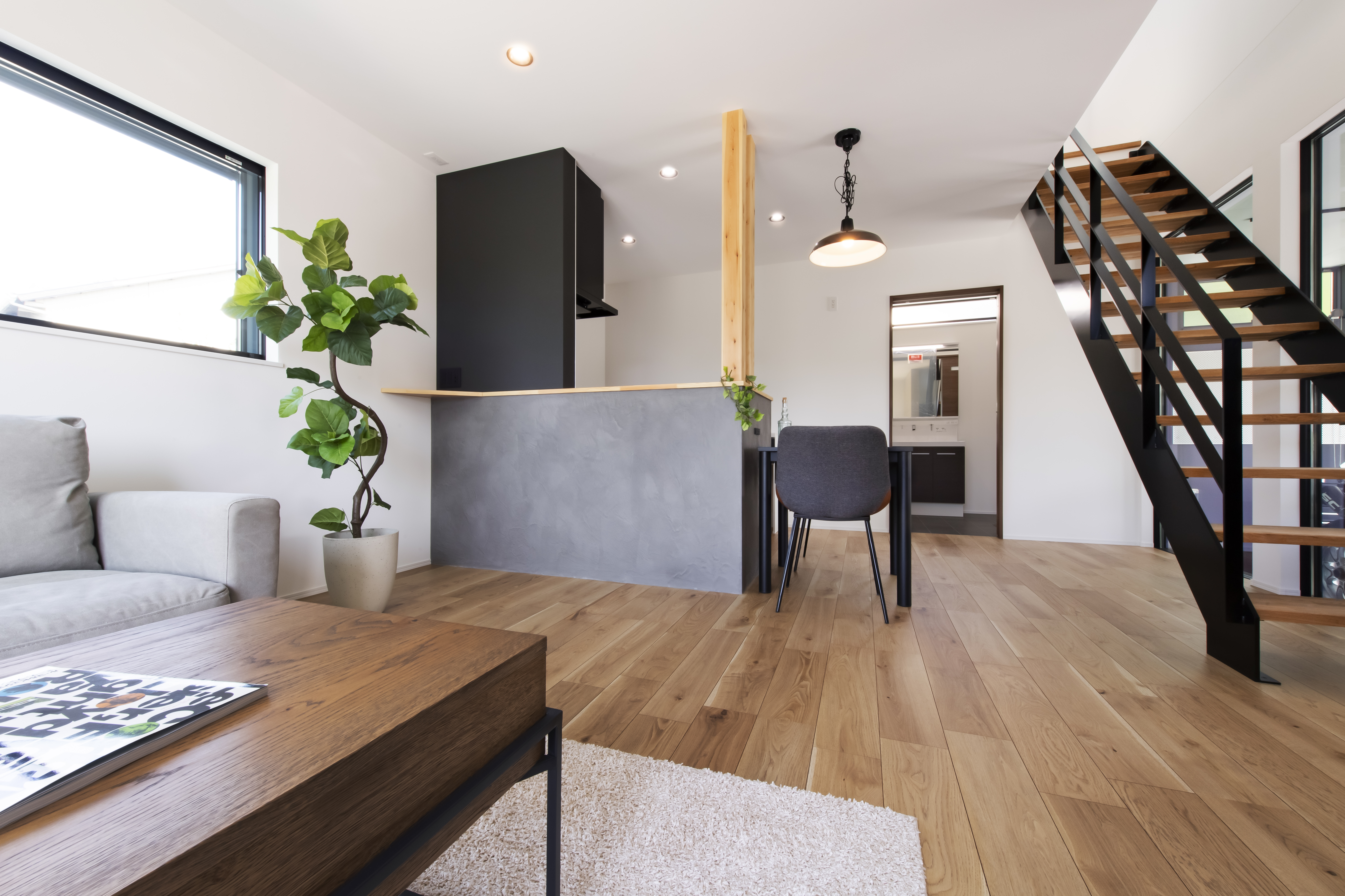 スズイチ｜広々としたLDKは自然光が差し込み、明るく開放的な空間である。シンプルなデザインが清潔感を感じさせる。