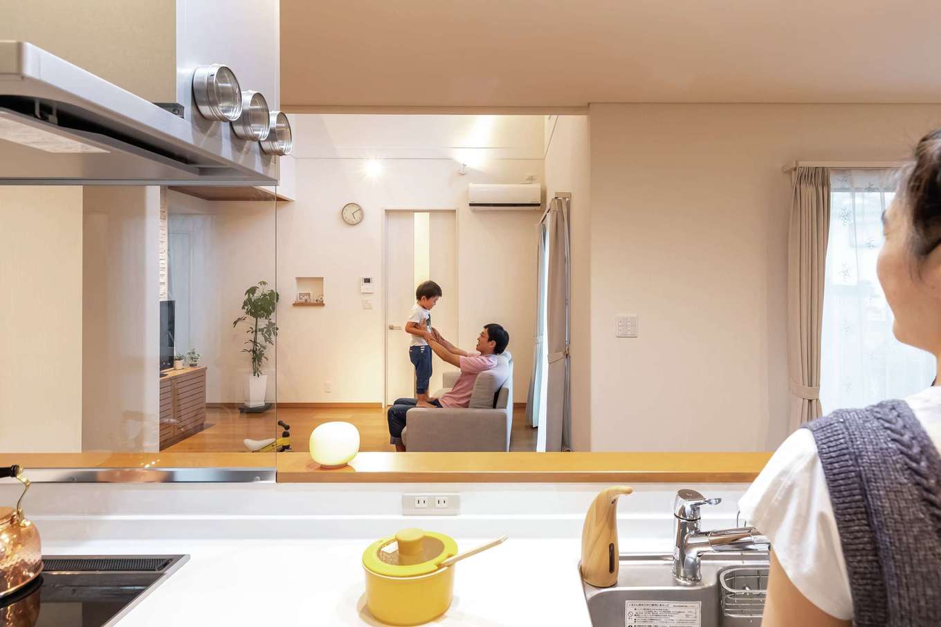 住宅工房 アリアンス【デザイン住宅、省エネ、間取り】つながりを持たせながら、リビングとダイニングキッチンを緩やかにゾーニング。視線が対角線上に伸び、開放感が生まれる