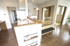 ナチュラルな雰囲気のダイニングスペース。北欧風のシンプルな家具とウッド調の床が温かみを感じさせる。明るい照明が食事時間を楽しく演出