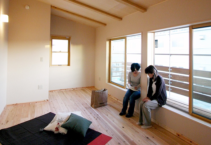 アクトホーム【和風、自然素材、省エネ】多目的の木製吊デッキが無垢の木の室内に温もりを与える
