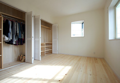 ヒノキの床材で設った子ども部屋は、三角出窓がアクセント。クローゼットの間仕切りはワイズホームの手仕事