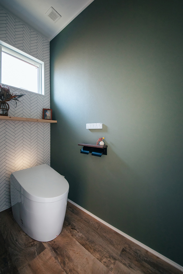 モダンなデザインのトイレ。アクセントウォールが落ち着いた空間を演出
