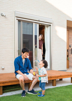 リビングからフラットにつながるウッドデッキは第2のリビング。『いろはこ』ならデッキまで標準で付けてくれる。BBQやボール遊び、シャボン玉なども楽しめ、夏は人工芝の上で子どもプールもやりたい放題！