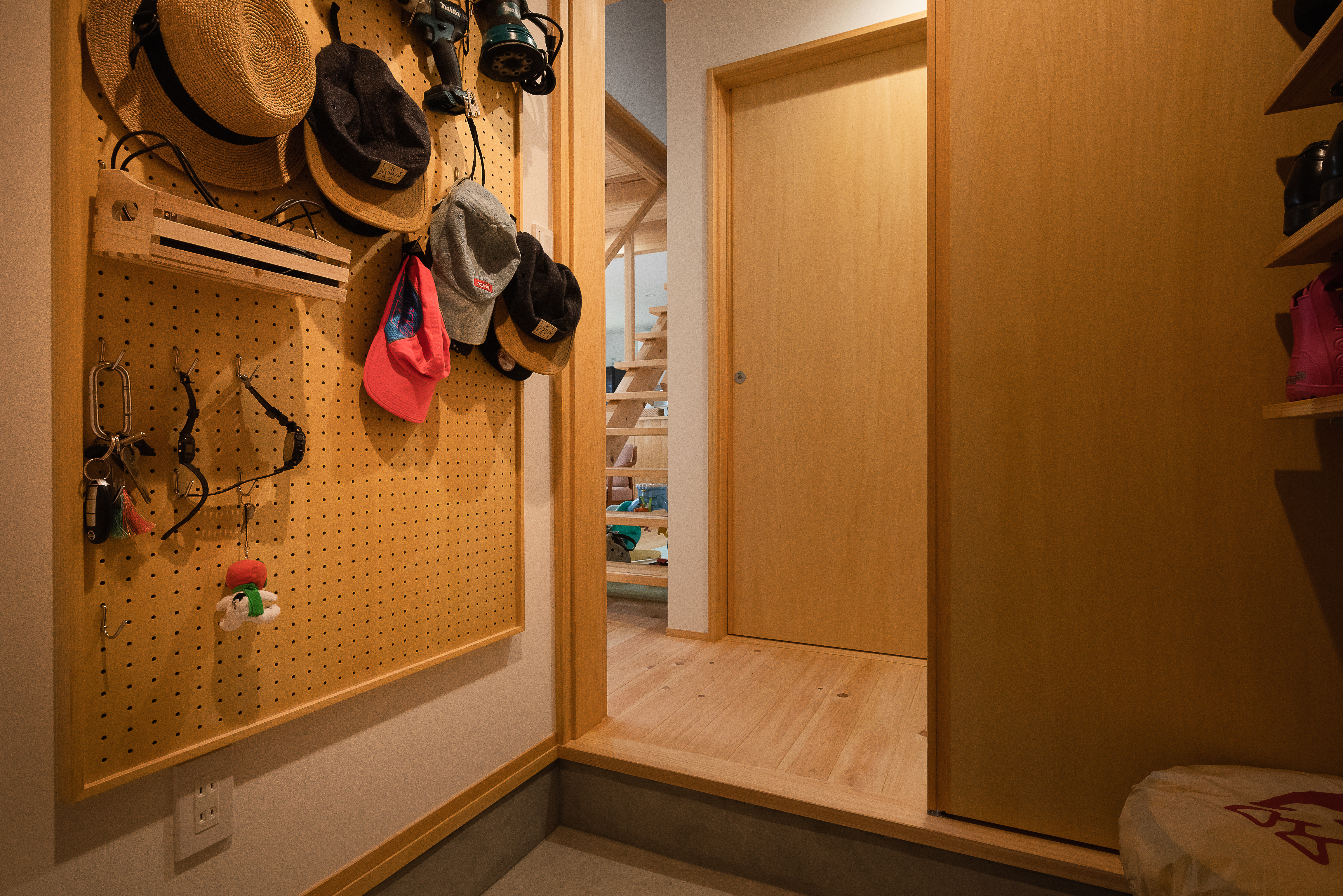 仲田工務店【子育て、自然素材、間取り】たくさん収納できる有効ボードのあるシューズクローク