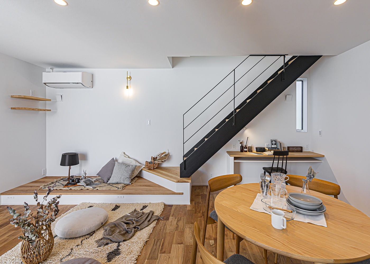 ARRCH アーチ【デザイン住宅、間取り、建築家】ダイニングには、丸テーブルをセレクト