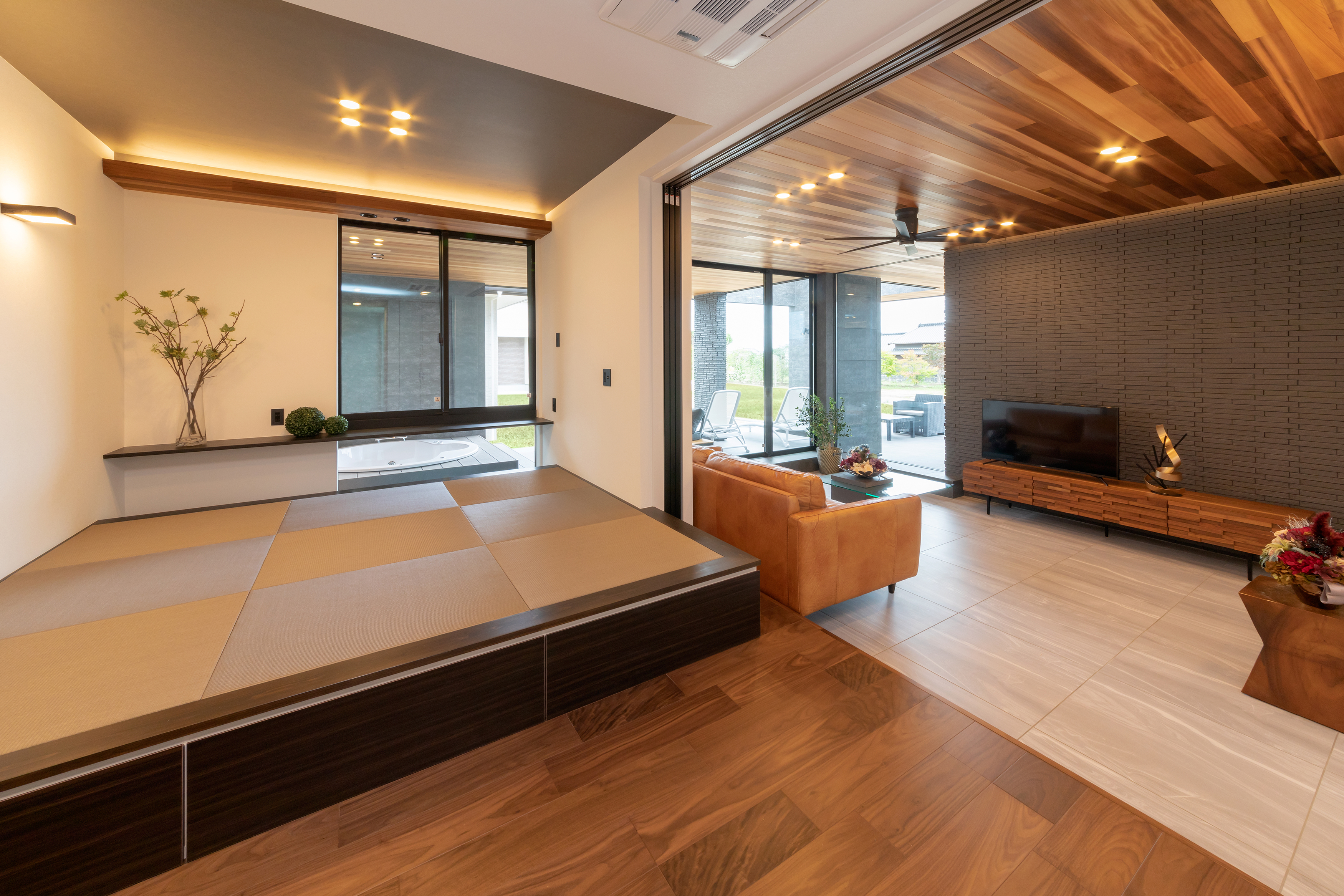 REIWA HOUSE（令和ハウス）｜小上がりの畳コーナーは奥に腰掛けられるカウンターを造作。
少しずつ段差を設けることで空間がさりげなく分けられる。